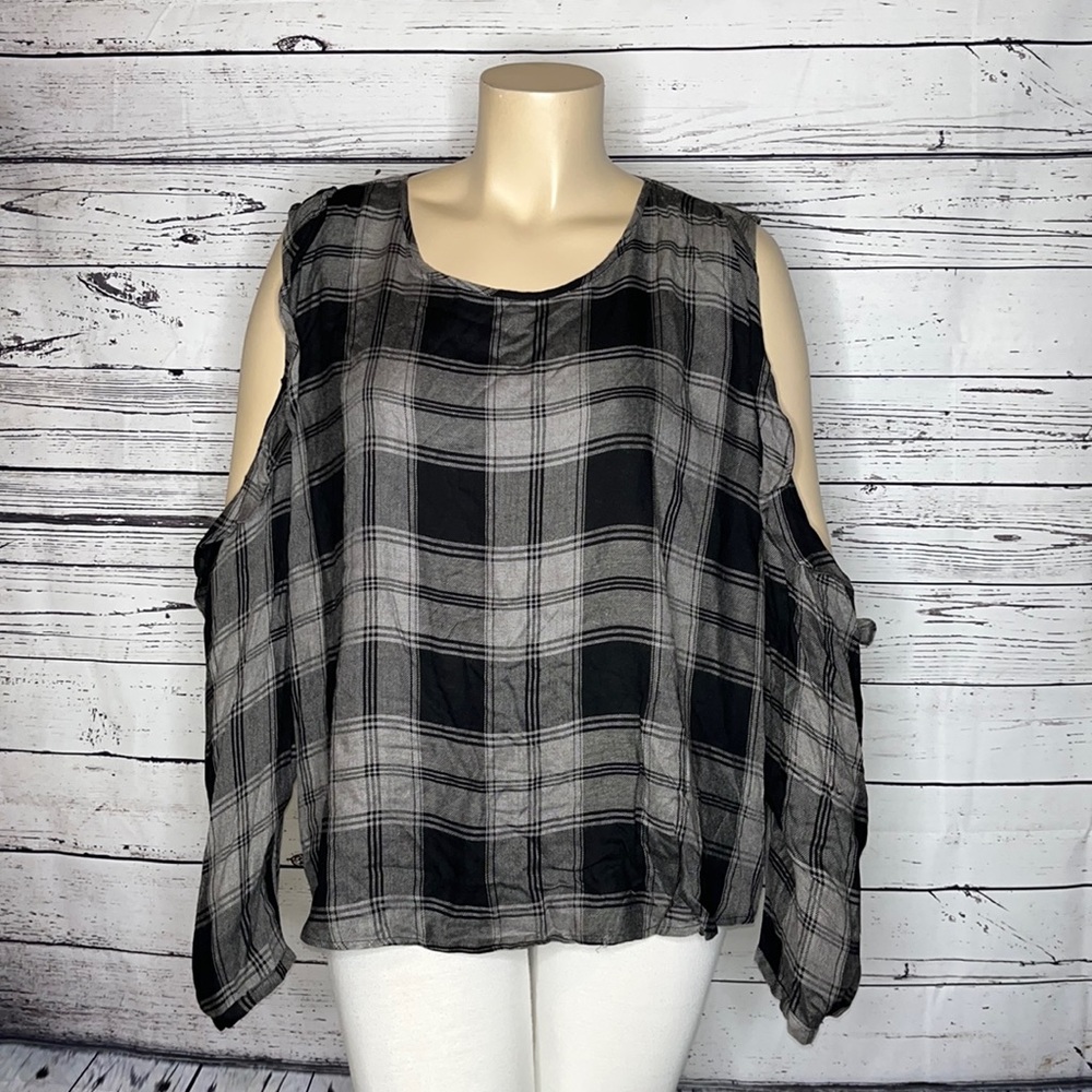 Maurices NWT Size 4 Gray & Black Plaid Cold Shoulder Long Sleeve Ruffle Top